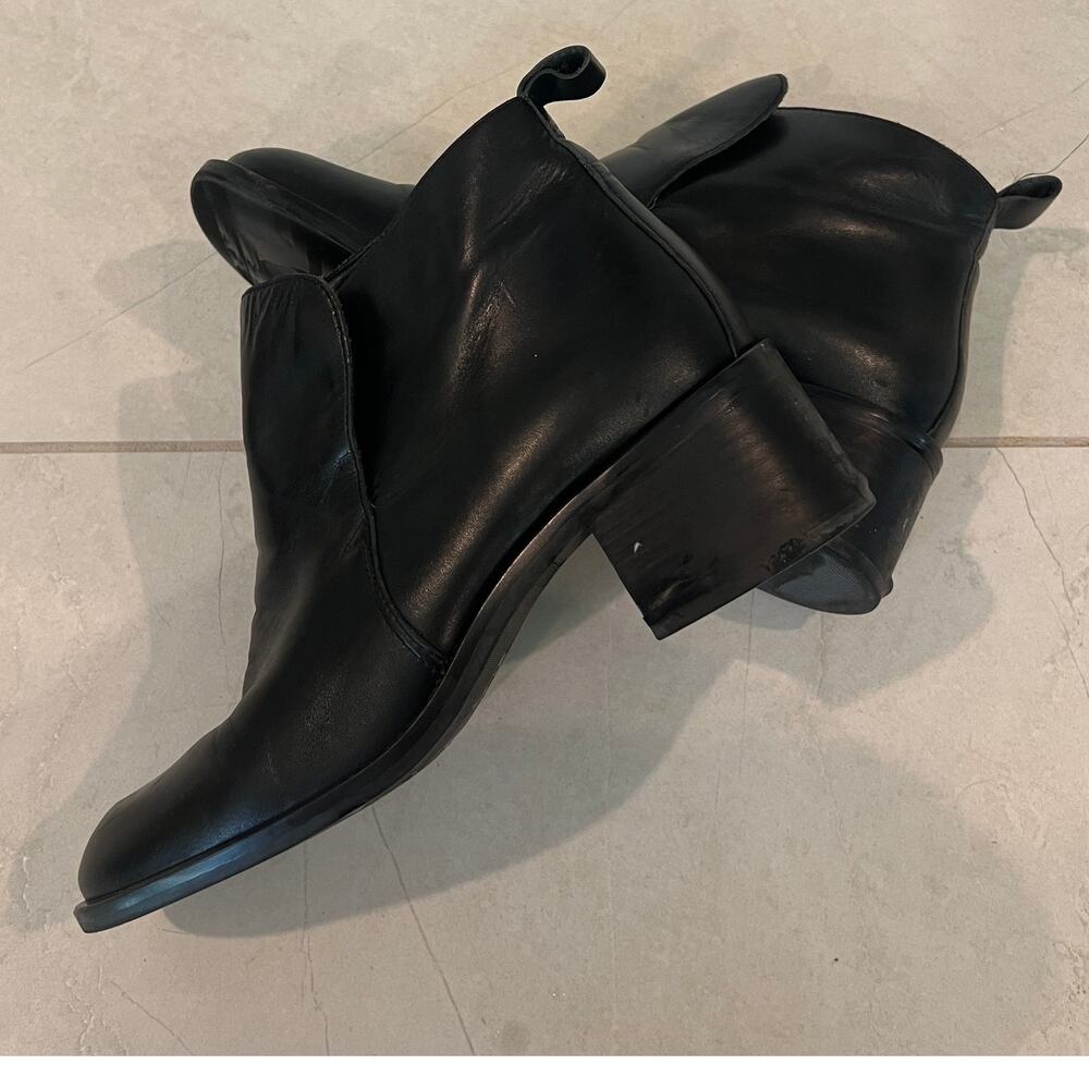 8 Y2K 2000's vintage Nine West black leather ankle boots block heel minimalist